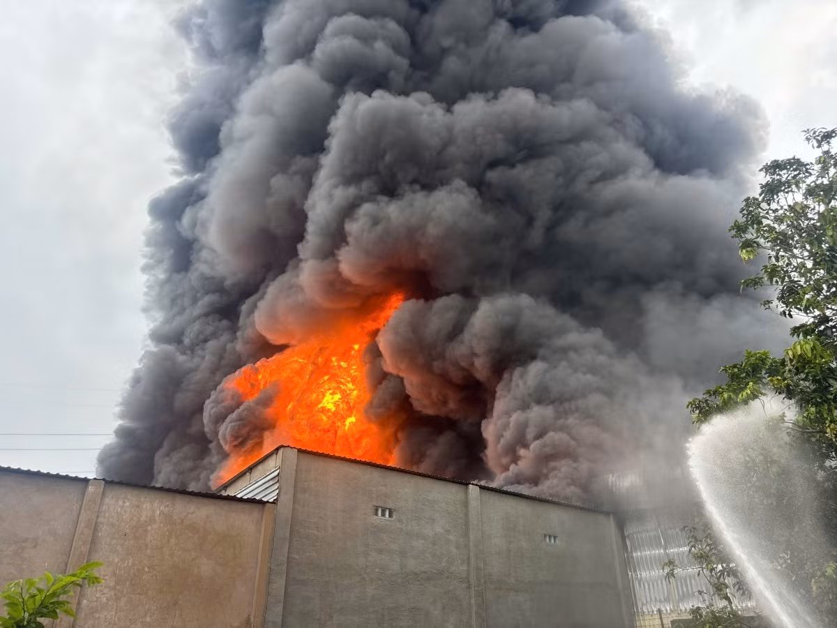 Cháy lớn, khói đen bao trùm cả khu vực.