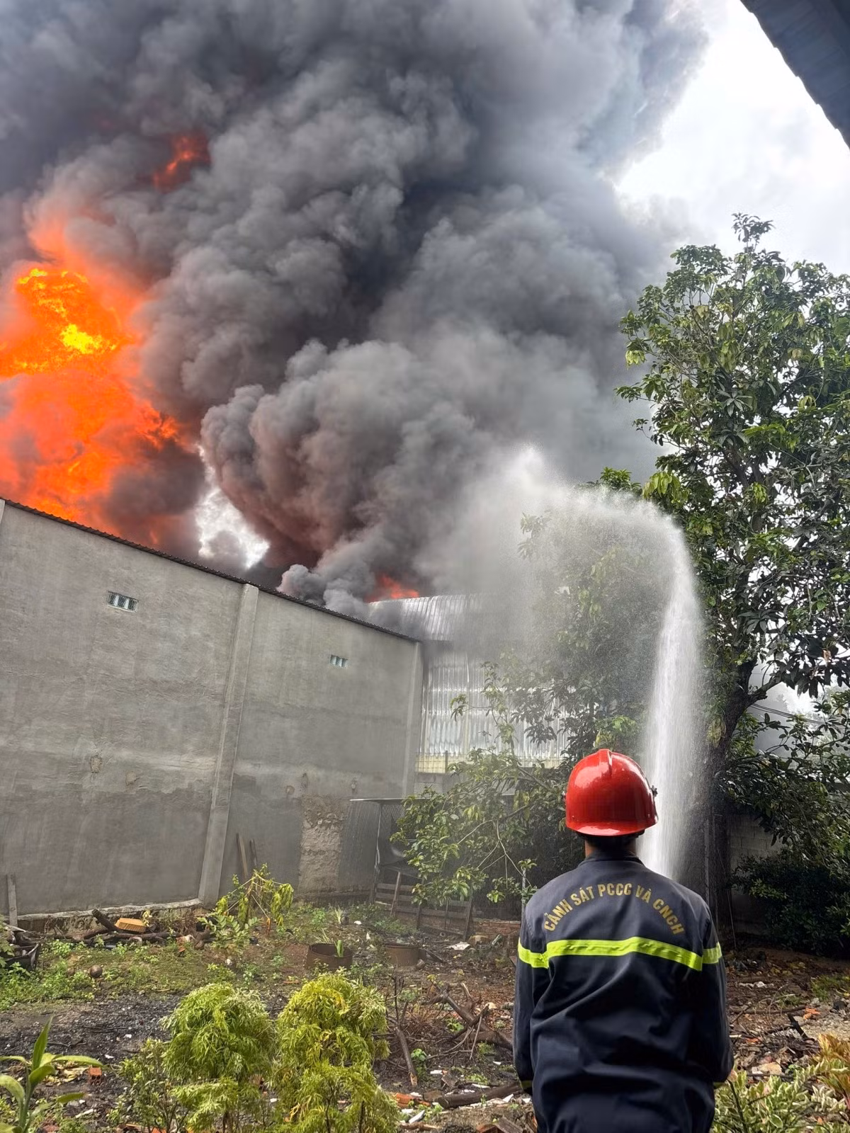 Lực lượng chữa cháy chia các hướng phun nước dập lửa