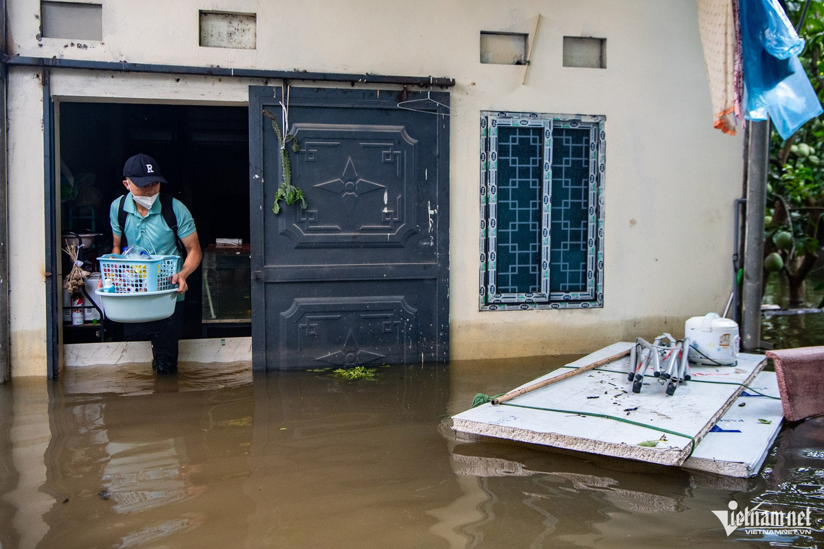 Suốt 4 ngày qua, kể từ trận mưa lớn và nước lũ tràn về từ ngày 29/9, người dân khu vực thuộc phường Xuân Phương (phường Miêu Nha, quận Nam Từ Liêm cũ) gồng mình sinh hoạt, đi lại trong cảnh ngập lụt.