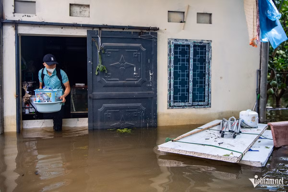 Suốt 4 ngày qua, kể từ trận mưa lớn và nước lũ tràn về từ ngày 29/9, người dân khu vực thuộc phường Xuân Phương (phường Miêu Nha, quận Nam Từ Liêm cũ) gồng mình sinh hoạt, đi lại trong cảnh ngập lụt.