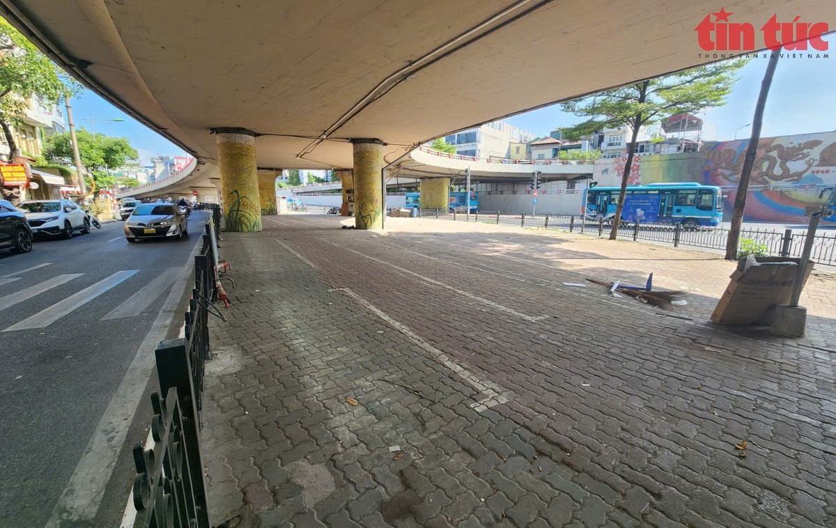 Bãi xe di dời, tình trạng lộ xộn dưới chân cầu Chương Dương không còn.