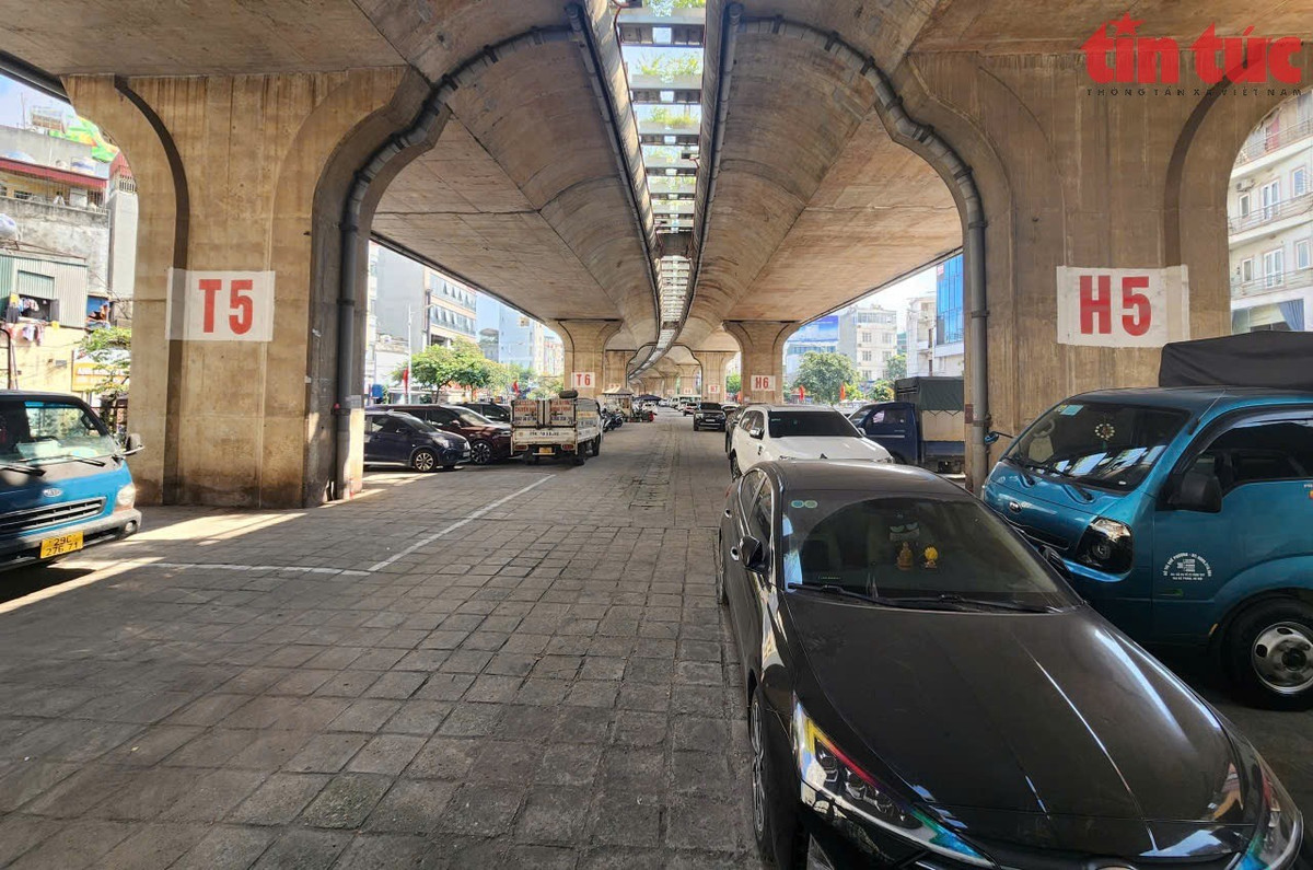 Sau vụ cháy 500 xe máy làm bong tróc, trơ lõi thép gầm cầu Vĩnh Tuy, người dân Thủ đô không khỏi lo lắng nếu các bãi xe khác tiếp tục tồn tại dưới gầm cầu vượt này.