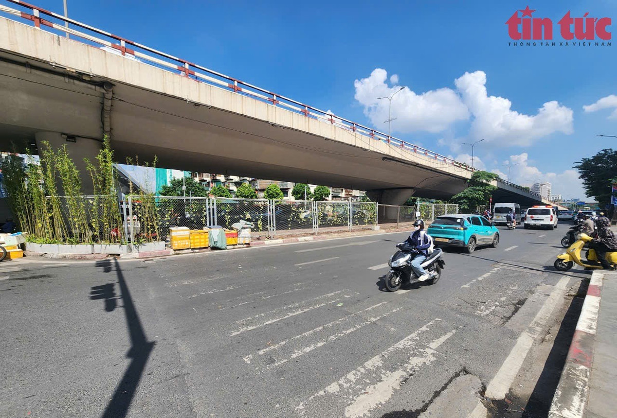 Bãi xe dưới gầm cầu vượt Ngã Tư Vọng đã được di dời, không gian trở nên thông thoáng, các phương tiện dưới lòng đường lưu thông bình thường.