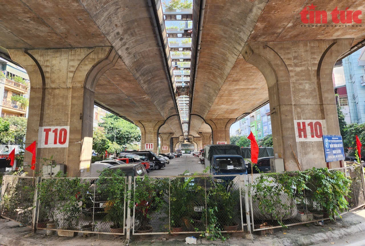 Hàng trăm ô tô, xe máy vẫn được trông giữ như ngày thường dưới gầm cầu Vĩnh Tuy.