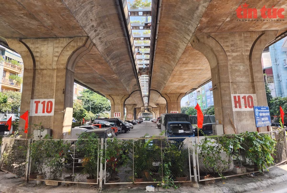 Hàng trăm ô tô, xe máy vẫn được trông giữ như ngày thường dưới gầm cầu Vĩnh Tuy.