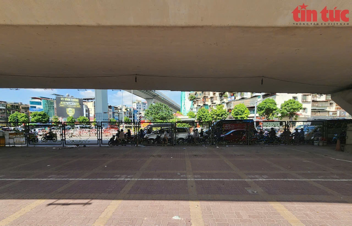 Các biển báo bãi xe dưới gầm cầu vượt Ngã Tư Vọng nhanh chóng được dỡ bỏ.