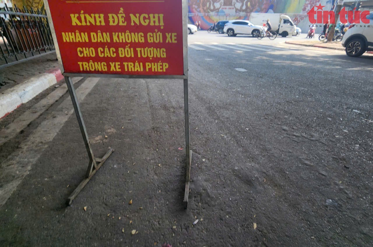 Để đảm bảo trật tự đô thị, bên ngoài cầu Chương Dương, lực lượng chức năng cắm biển đề nghị người dân không gửi xe cho các đối tượng trông giữ trái phép.