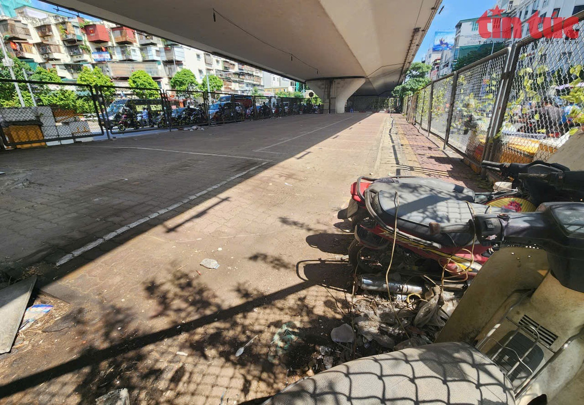 Sau yêu cầu của Sở GTVT, hàng trăm xe máy, ô tô dưới gầm cầu vượt Ngã Tư Vọng cũng đã được di dời.