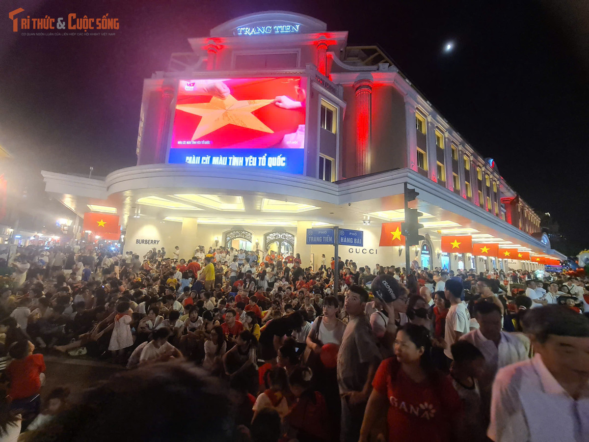 Màn bắn pháo hoa Pháo hoa sẽ kéo dài trong vòng 15 phút. Tổng số lượng gồm 3.600 quả pháo tầm cao, 540 giàn tầm thấp, với kinh phí thực hiện khoảng 13,45 tỷ đồng.