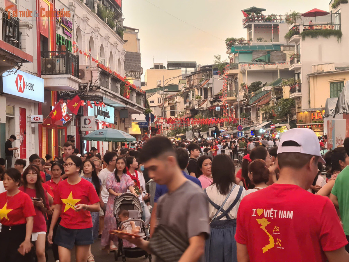 4 điểm bắn pháo hoa tầm cao kết hợp tầm thấp đặt tại: Đảo dừa - công viên Thống Nhất (quận Hai Bà Trưng), trước Cung Thể thao dưới nước - Khu liên hợp thể thao quốc gia (quận Nam Từ Liêm), vườn hoa Lạc Long Quân (quận Tây Hồ) và hồ Văn Quán (quận Hà Đông).