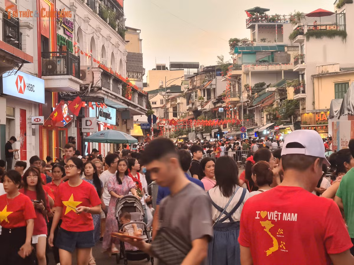 4 điểm bắn pháo hoa tầm cao kết hợp tầm thấp đặt tại: Đảo dừa - công viên Thống Nhất (quận Hai Bà Trưng), trước Cung Thể thao dưới nước - Khu liên hợp thể thao quốc gia (quận Nam Từ Liêm), vườn hoa Lạc Long Quân (quận Tây Hồ) và hồ Văn Quán (quận Hà Đông).