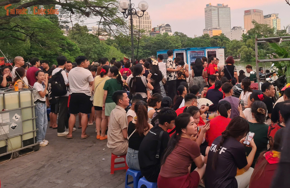 Trước đó, theo UBND TP Hà Nội, vào lúc 21 tối nay, UBND thành phố sẽ tổ chức bắn pháo hoa tại 6 trận địa. Trong đó, 2 điểm bắn pháo hoa tầm cao kết hợp tầm thấp và hỏa thuật gồm: trước trụ sở báo Hà Nội Mới và trước Bưu điện Hà Nội (quận Hoàn Kiếm).