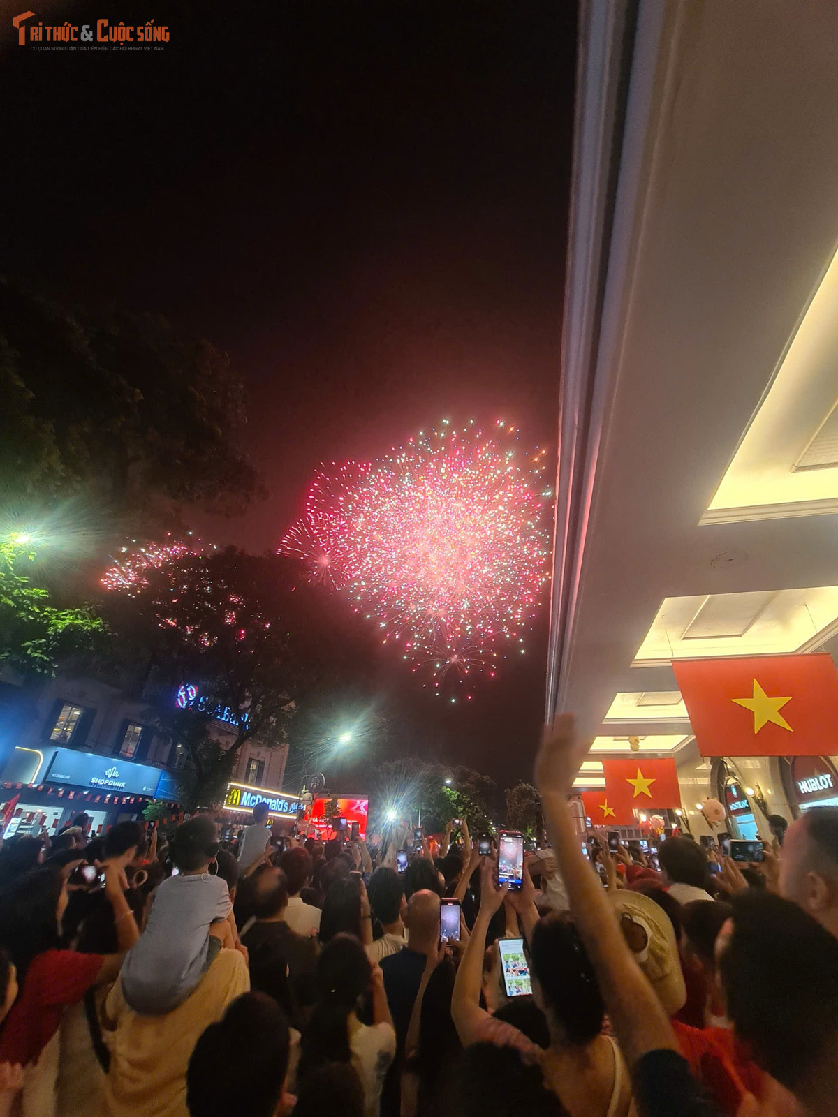 View - Người dân háo hức xem pháo hoa mừng Quốc khánh 2/9 | Báo Tri thức và Cuộc sống - TIN TỨC PHỔ BIẾN KIẾN THỨC 24H