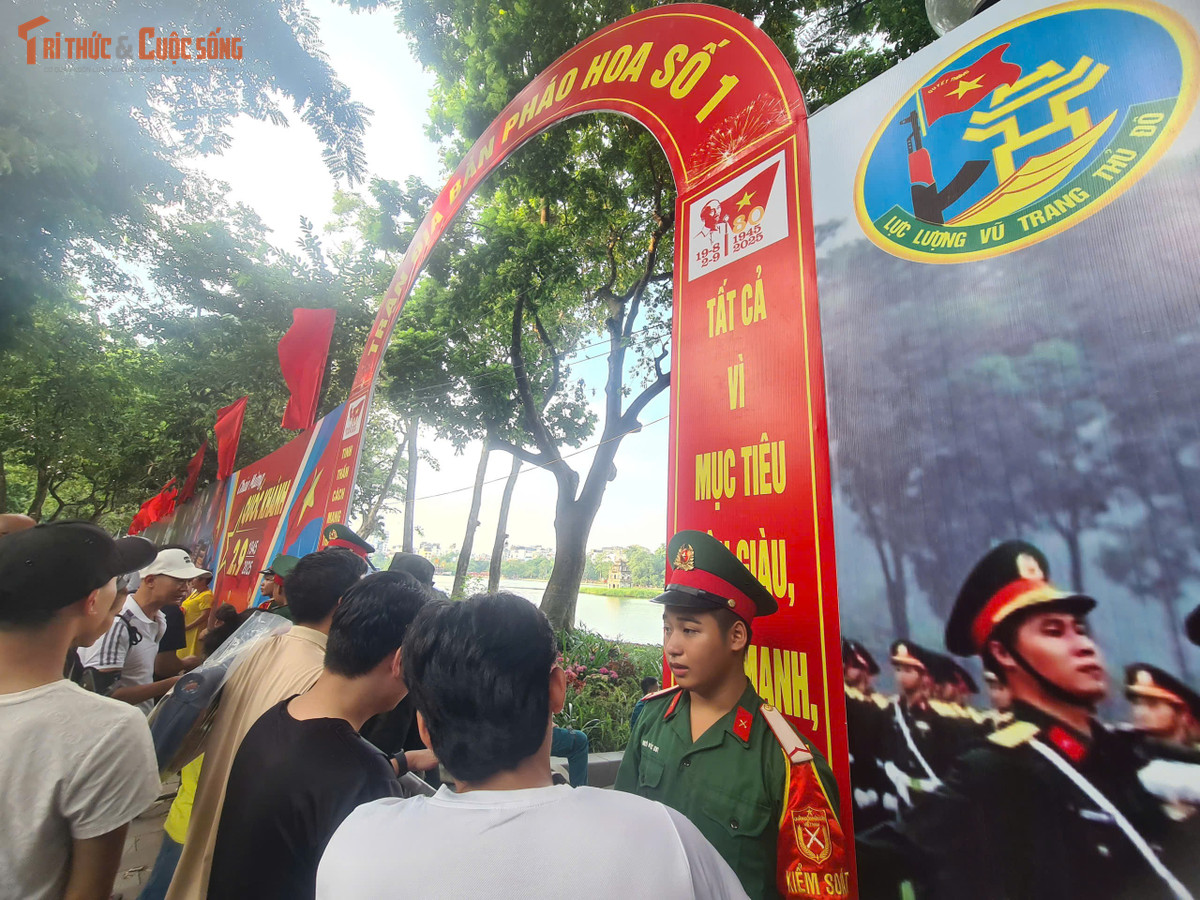 Nhằm đảm bảo an ninh trật tự, tránh việc người dân chen lấn, xô đẩy khi tìm vị trí ngồi xem bắn pháo hoa xung quanh bờ Hồ Gươm, lực lượng chức năng phải thường xuyên thổi còi nhắc nhở.