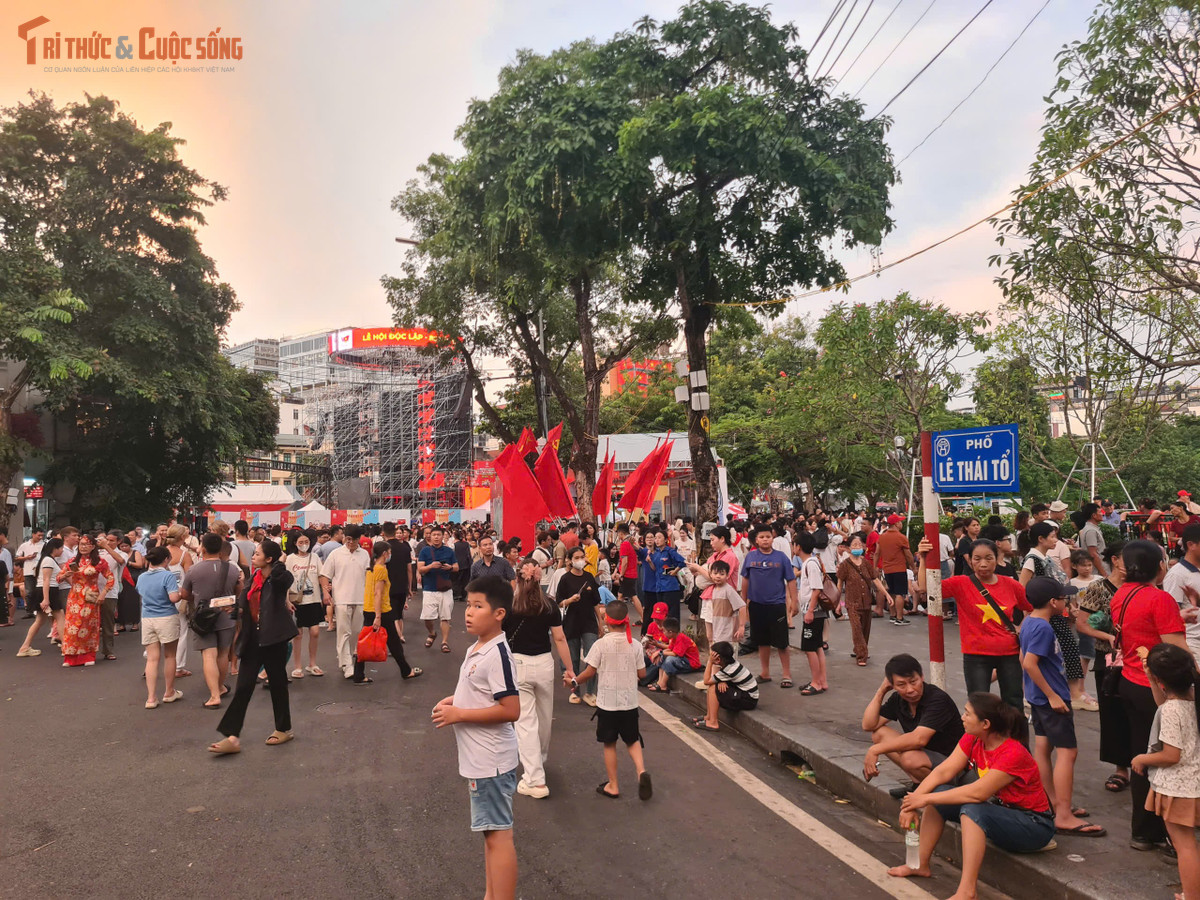 Đến khoảng 19h cùng ngày, lượng người dân và du khách tiếp tục kéo về Hồ Gươm càng đông. Do ở phía Quảng trường Đông Kinh Nghĩa Thục ở đường Lý Thái Tổ tối nay đồng thời có chương trình nghệ thuật "Tự hào Việt Nam" bắt đầu từ lúc 19h nên đoạn đường Lý Thái Tổ đông kín người, không thể di chuyển qua lại.