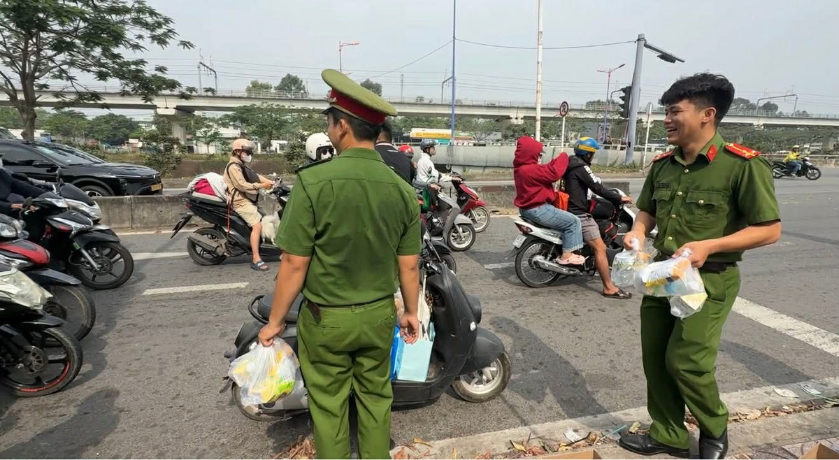 Để tiễn chân bà con, lực lượng Công an phường Tăng Nhơn Phú phối hợp với Cảnh sát giao thông đội Rạch Chiếc (Phòng CSGT - PC08); Cảnh sát Cơ động (PK02, Công an TP HCM): lực lượng an ninh cơ sở đã có mặt từ sớm để trao tặng hơn 500 phần quà gồm bánh ngọt, sữa, nước suối…