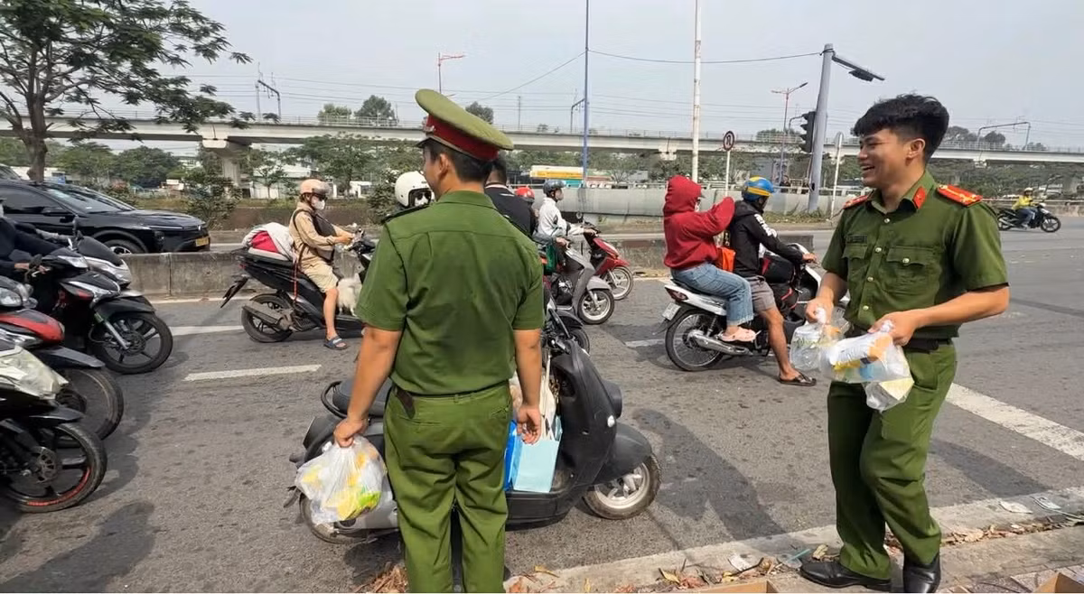 Để tiễn chân bà con, lực lượng Công an phường Tăng Nhơn Phú phối hợp với Cảnh sát giao thông đội Rạch Chiếc (Phòng CSGT - PC08); Cảnh sát Cơ động (PK02, Công an TP HCM): lực lượng an ninh cơ sở đã có mặt từ sớm để trao tặng hơn 500 phần quà gồm bánh ngọt, sữa, nước suối…