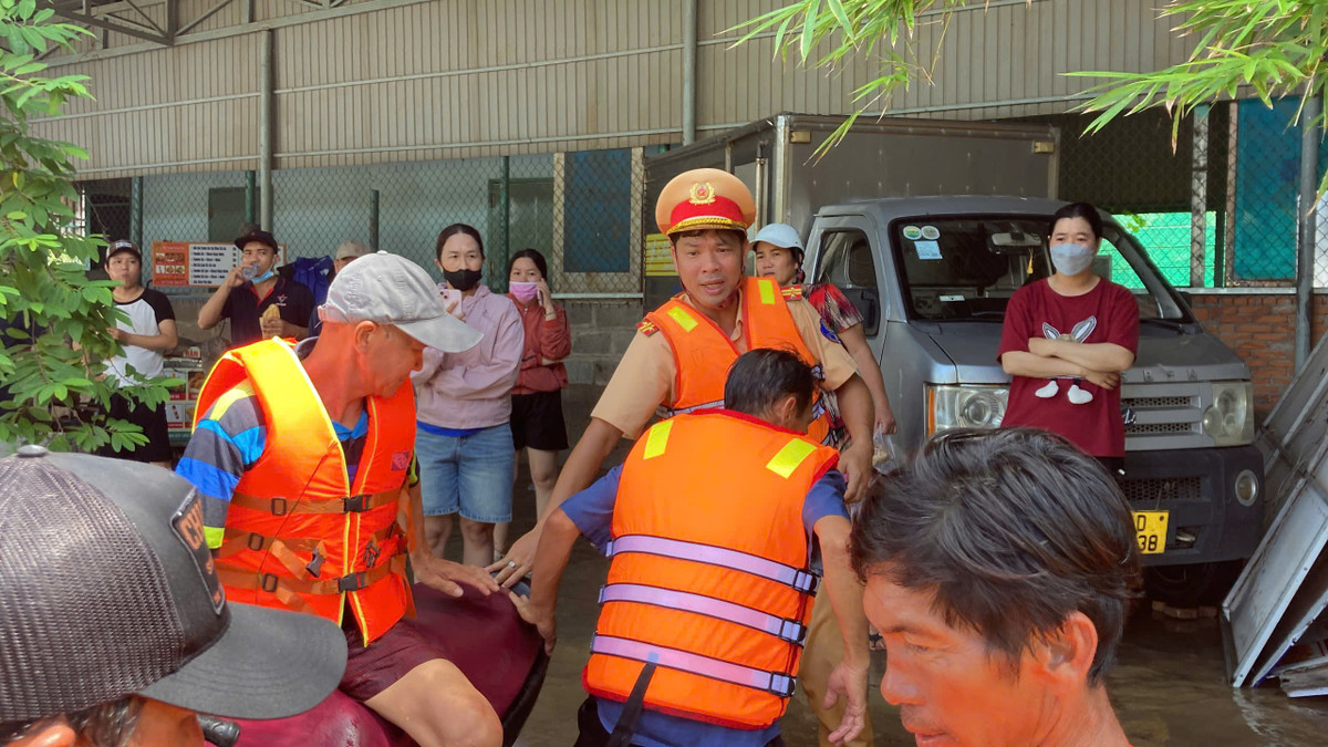 View - Lực lượng chức năng Lâm Đồng ứng cứu người dân trong tâm lũ Hàm Thắng | Báo Tri thức và Cuộc sống - TIN TỨC PHỔ BIẾN KIẾN THỨC 24H