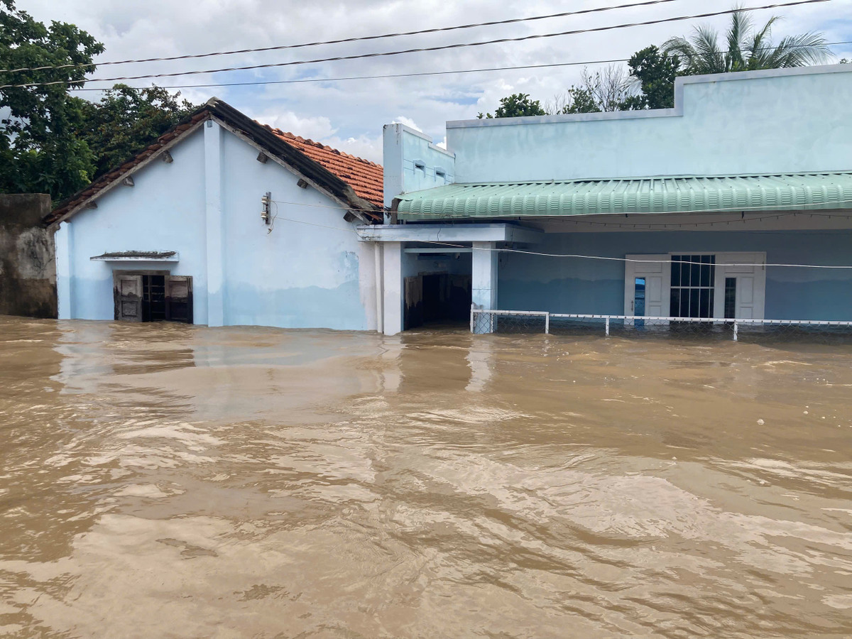 View - Lực lượng chức năng Lâm Đồng ứng cứu người dân trong tâm lũ Hàm Thắng | Báo Tri thức và Cuộc sống - TIN TỨC PHỔ BIẾN KIẾN THỨC 24H