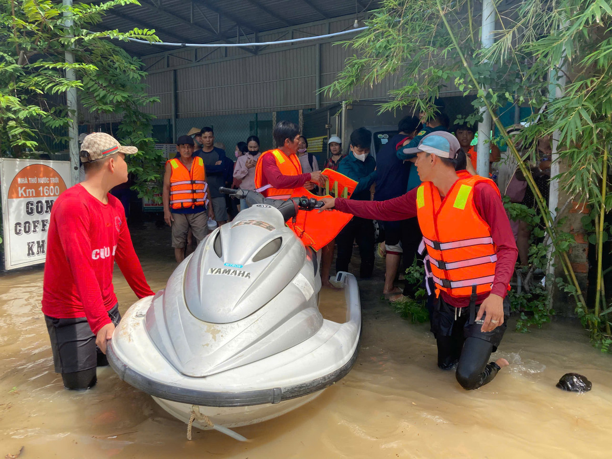 View - Lực lượng chức năng Lâm Đồng ứng cứu người dân trong tâm lũ Hàm Thắng | Báo Tri thức và Cuộc sống - TIN TỨC PHỔ BIẾN KIẾN THỨC 24H