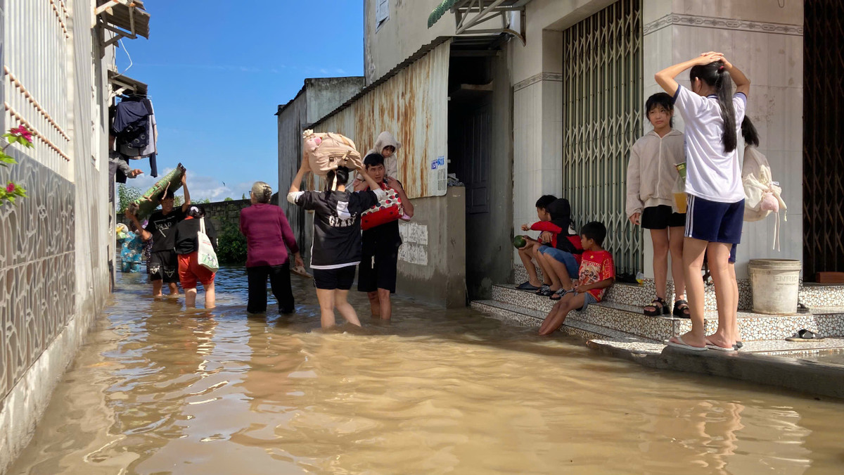 View - Lực lượng chức năng Lâm Đồng ứng cứu người dân trong tâm lũ Hàm Thắng | Báo Tri thức và Cuộc sống - TIN TỨC PHỔ BIẾN KIẾN THỨC 24H