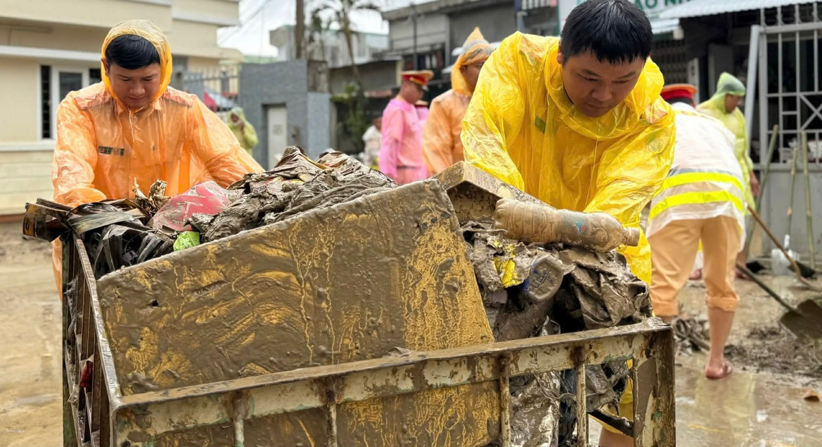 View - CSGT TP HCM lội bùn giúp dân khắc phục thiên tai ở Gia Lai | Báo Tri thức và Cuộc sống - TIN TỨC PHỔ BIẾN KIẾN THỨC 24H