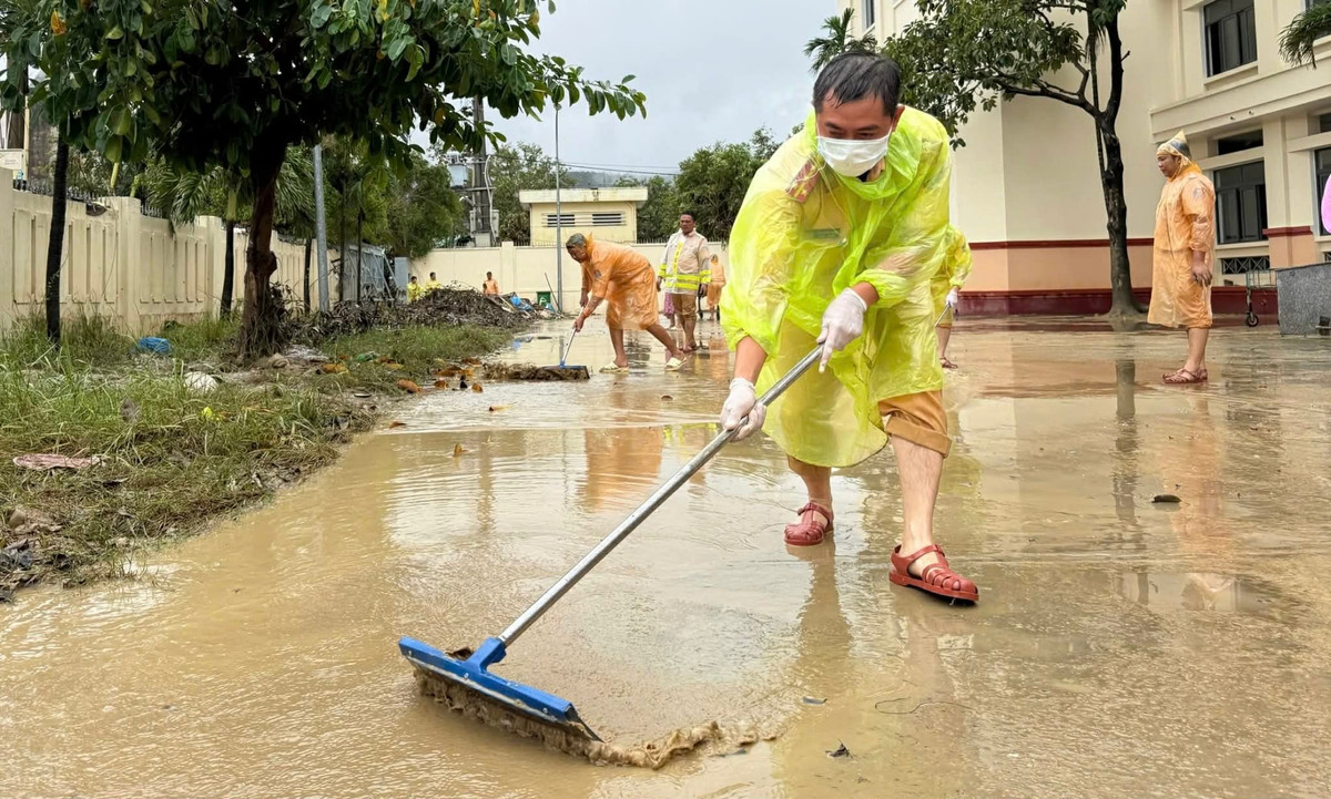 View - CSGT TP HCM lội bùn giúp dân khắc phục thiên tai ở Gia Lai | Báo Tri thức và Cuộc sống - TIN TỨC PHỔ BIẾN KIẾN THỨC 24H