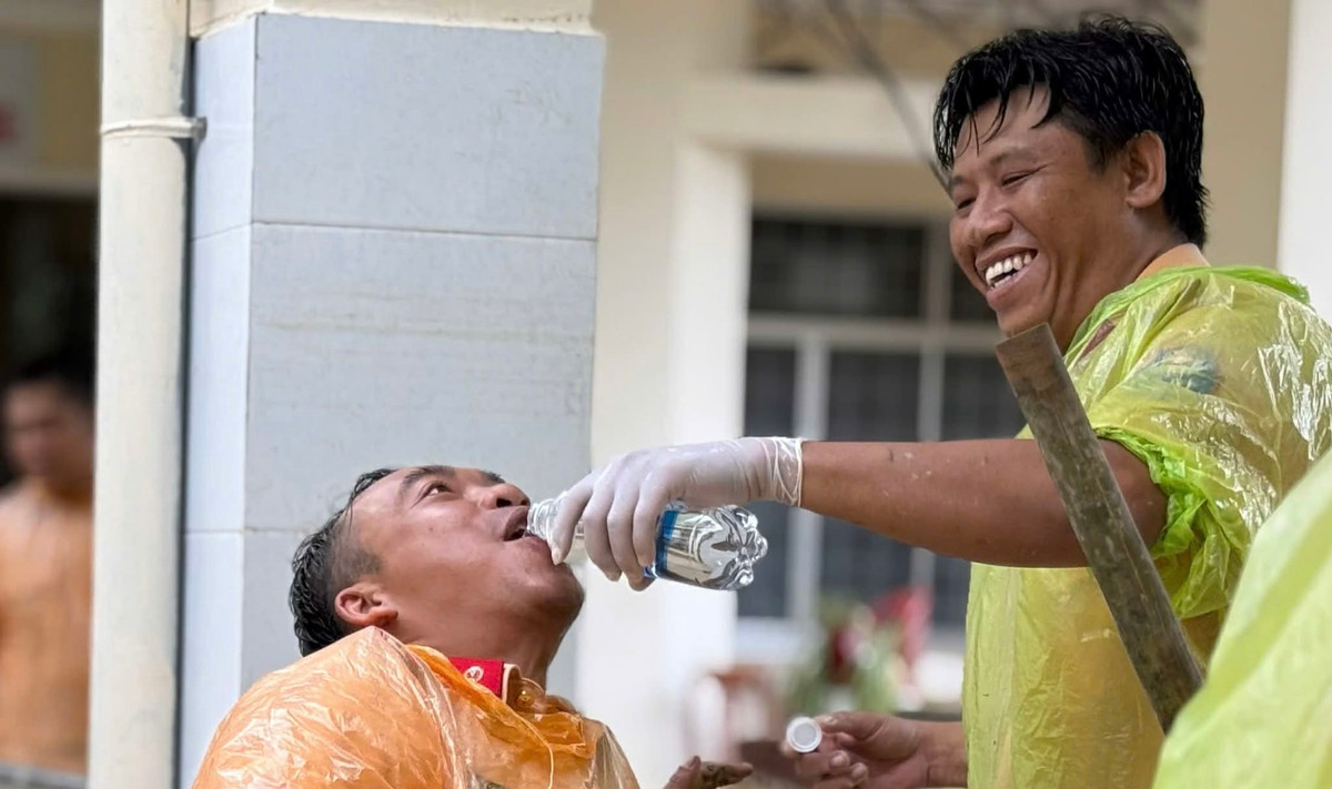 View - CSGT TP HCM lội bùn giúp dân khắc phục thiên tai ở Gia Lai | Báo Tri thức và Cuộc sống - TIN TỨC PHỔ BIẾN KIẾN THỨC 24H