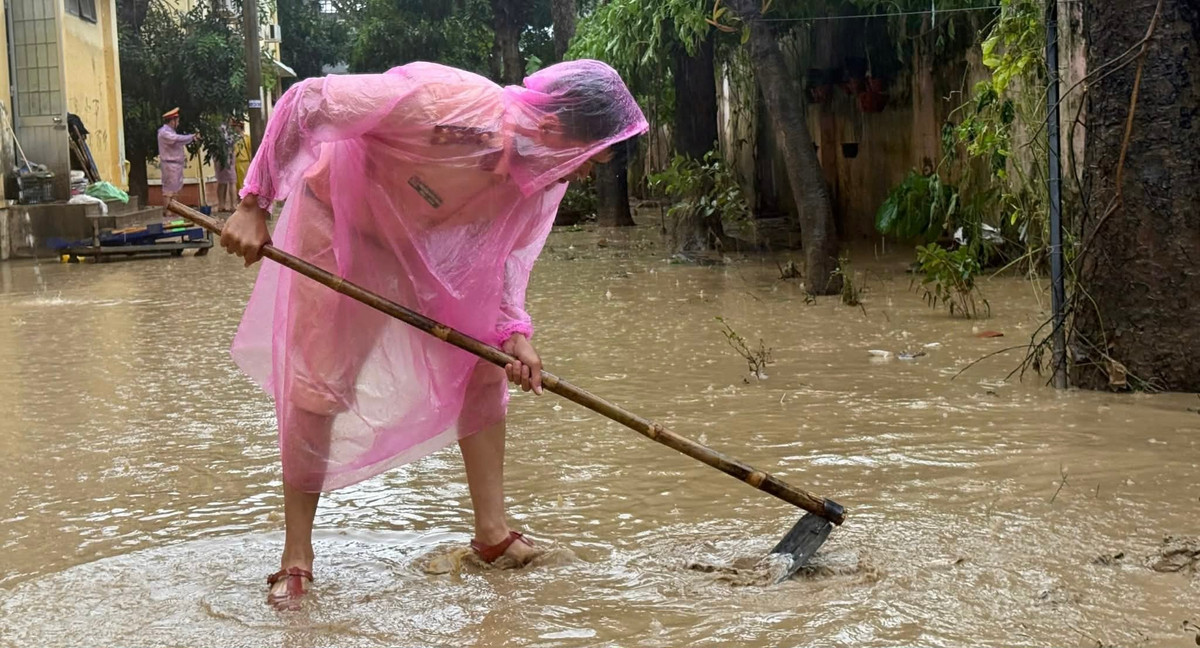 View - CSGT TP HCM lội bùn giúp dân khắc phục thiên tai ở Gia Lai | Báo Tri thức và Cuộc sống - TIN TỨC PHỔ BIẾN KIẾN THỨC 24H