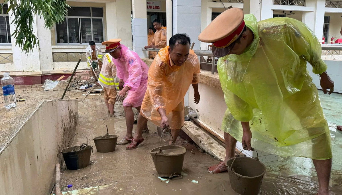 View - CSGT TP HCM lội bùn giúp dân khắc phục thiên tai ở Gia Lai | Báo Tri thức và Cuộc sống - TIN TỨC PHỔ BIẾN KIẾN THỨC 24H