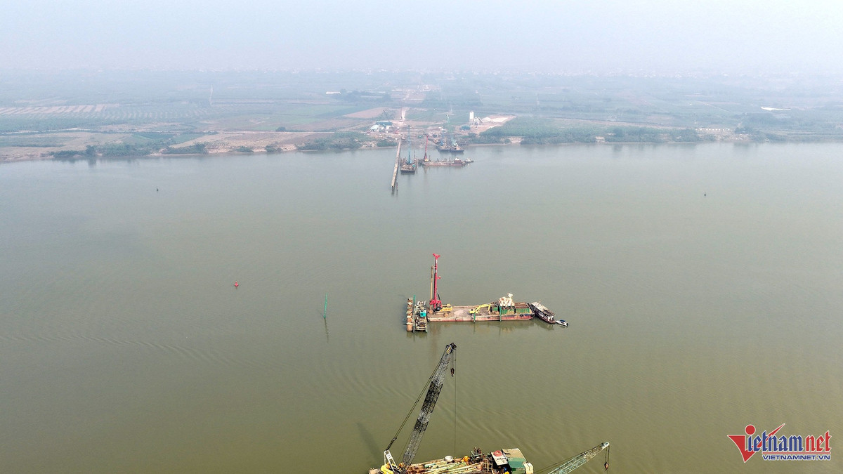 Các mũi thi công cầu Hồng Hà tại phía bờ xã Mê Linh. Ảnh: Đức Hoàng