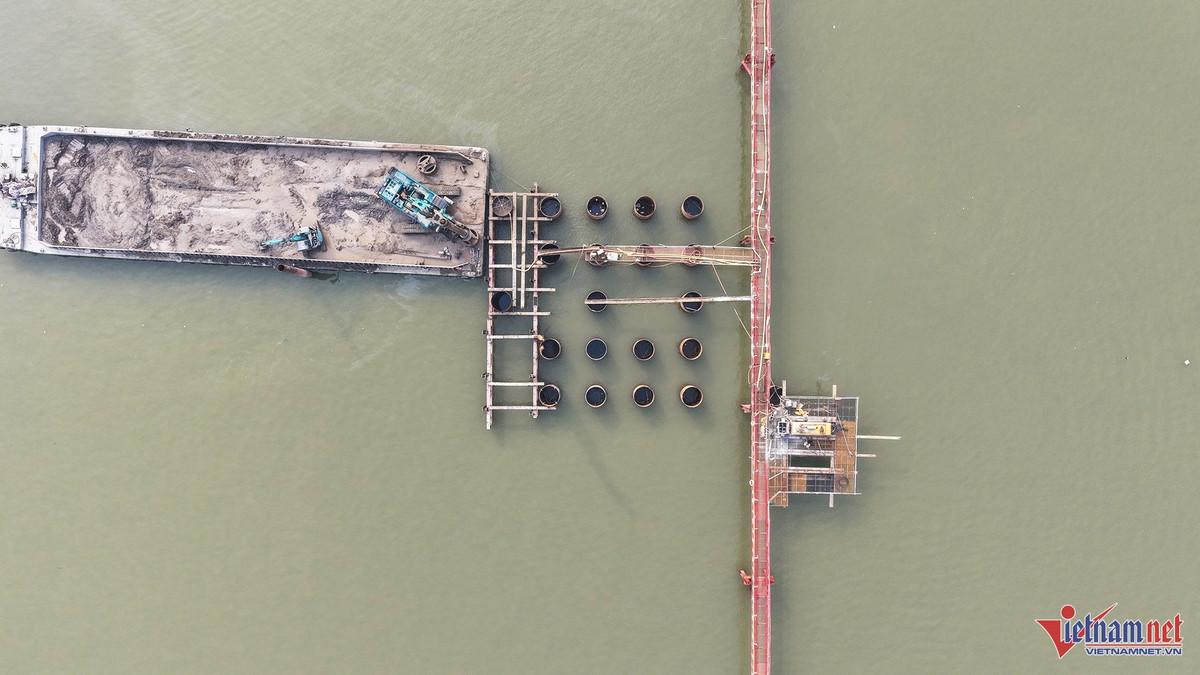 Mạng lưới dày đặc các ống vách thép của cọc khoan nhồi giữa lòng sông, đảm bảo khả năng chịu lực cho các trụ cầu chính. Ảnh: Đức Hoàng