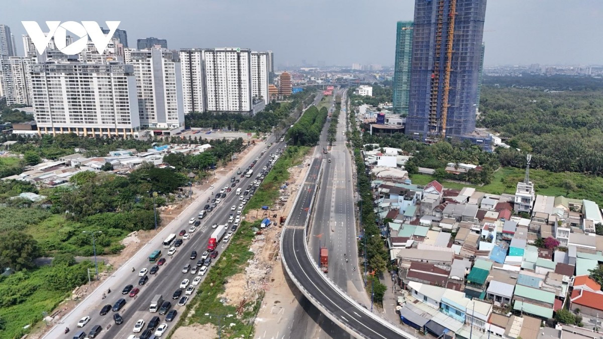 Một nguyên nhân dễ nhận thấy là thói quen lưu thông của tài xế chưa kịp thích nghi với tổ chức giao thông mới. Chị Lê Thị M., lái xe công nghệ, cho biết: "Muốn lên N2 phải giữ làn trái từ sớm, trong khi rẽ phải thì ai cũng quen bám phải. Không có biển báo từ xa nên tới nơi mới biết thì đã trễ, đành chạy xuống mặt đất cho nhanh".