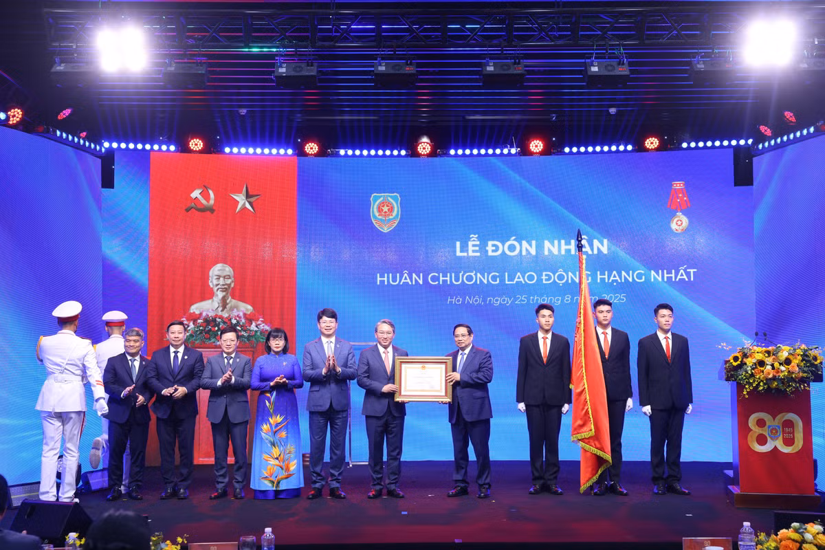 thu-tuong-pham-minh-chinh-trao-huan-chuong-lao-dong-hang-nhat-cho-nganh-tu-phap.jpg
