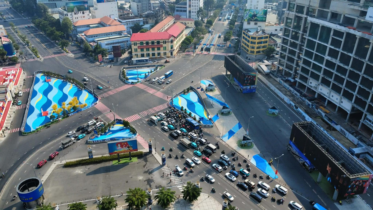 Việc đưa hình ảnh sóng nước vào quảng trường trước chợ nhằm tạo điểm nhấn cảnh quan, đồng thời kết nối yếu tố lịch sử với không gian đô thị hiện đại.