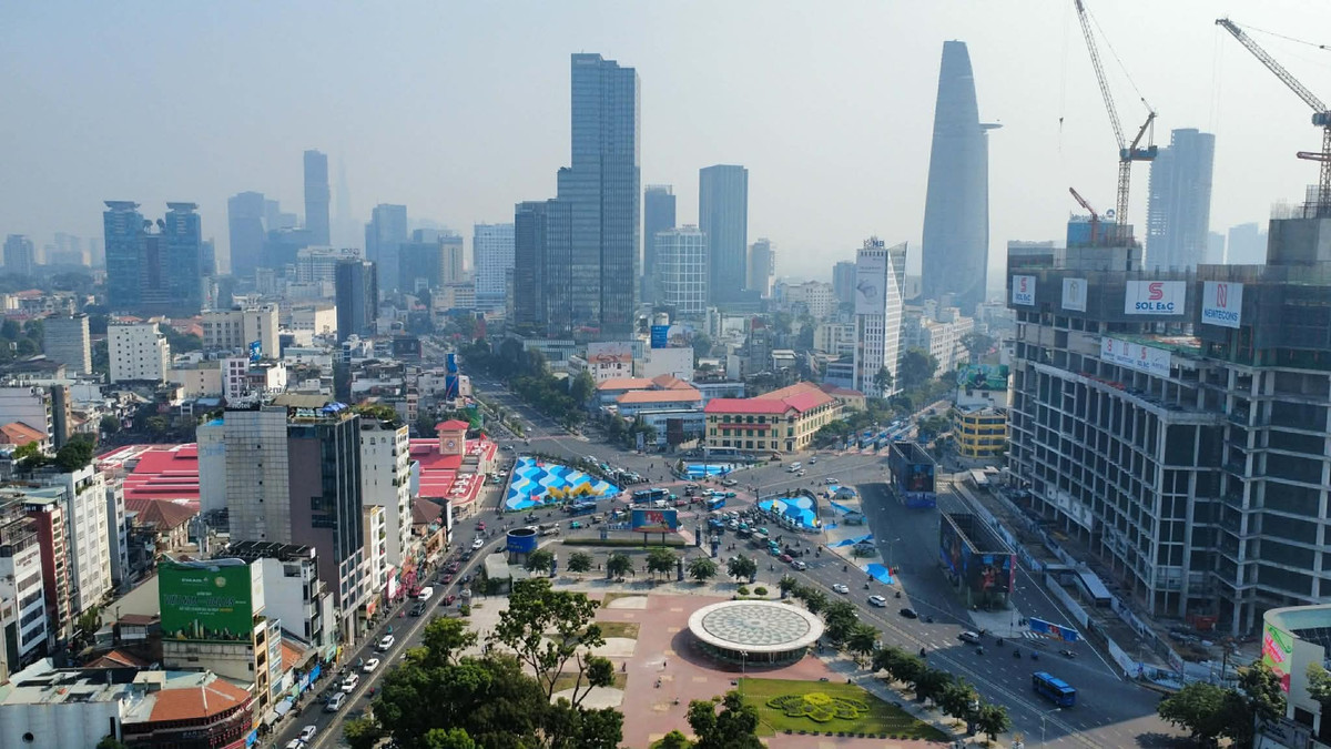 Theo đại diện đơn vị tài trợ, ý tưởng sử dụng họa tiết sóng nước xuất phát từ đặc trưng văn hóa - lịch sử vùng Nam Bộ, gắn liền với hệ thống kênh rạch. Riêng khu vực Bến Thành, khu chợ xưa từng nằm bên bờ sông Bến Nghé, sau đó mới dời về vị trí hiện nay nhưng vẫn giữ tên gọi cũ.