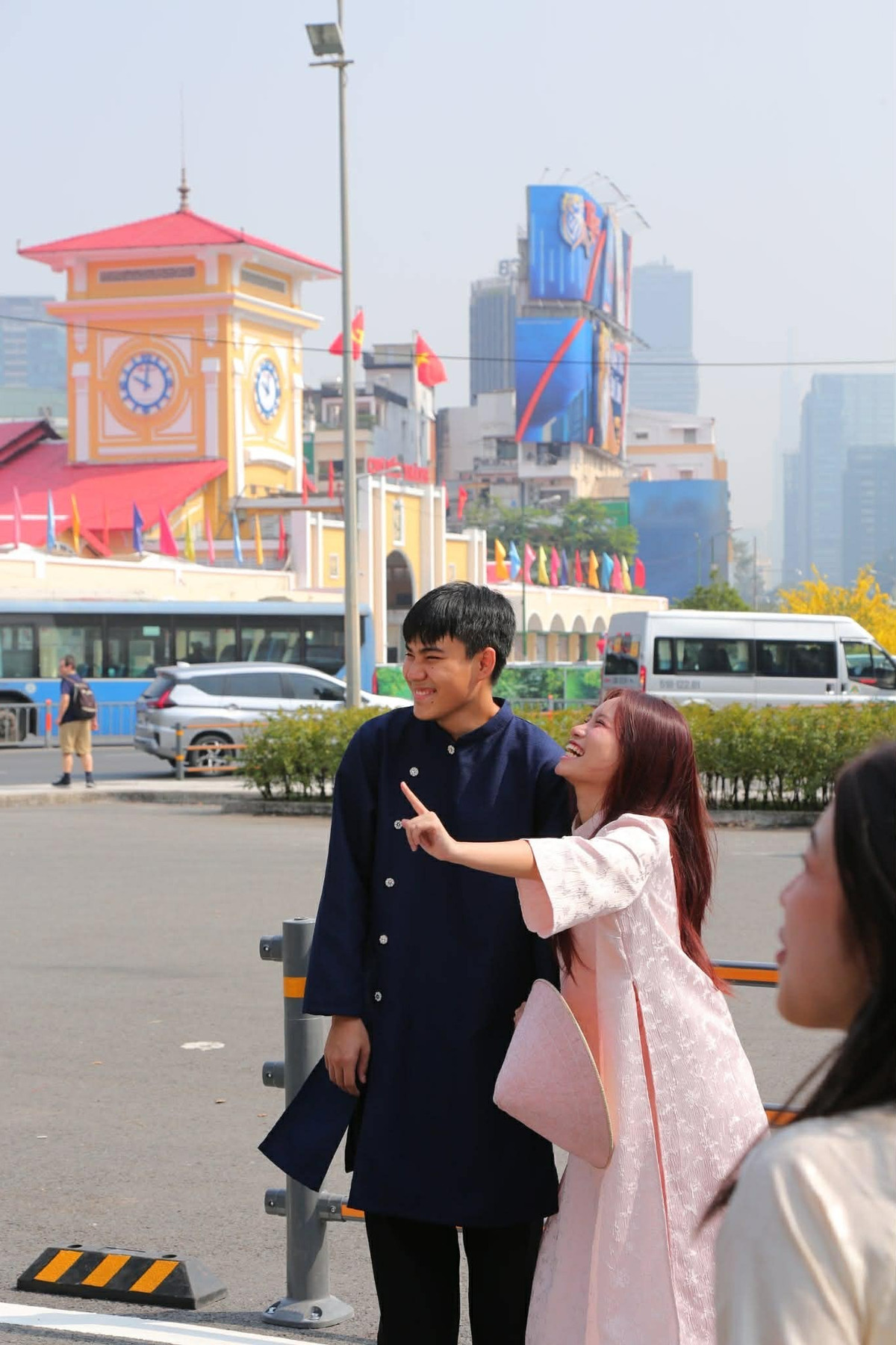 “Hôm nay tôi đến chợ Bến Thành để chụp hình Tết và thấy nơi đây có nhiều thay đổi so với năm ngoái, trông mới mẻ hơn. Cảnh quan được cải tạo lại sáng và tươi mới, khiến chợ Bến Thành như khoác lên mình một diện mạo khác”, du khách Ngọc Anh chia sẻ.