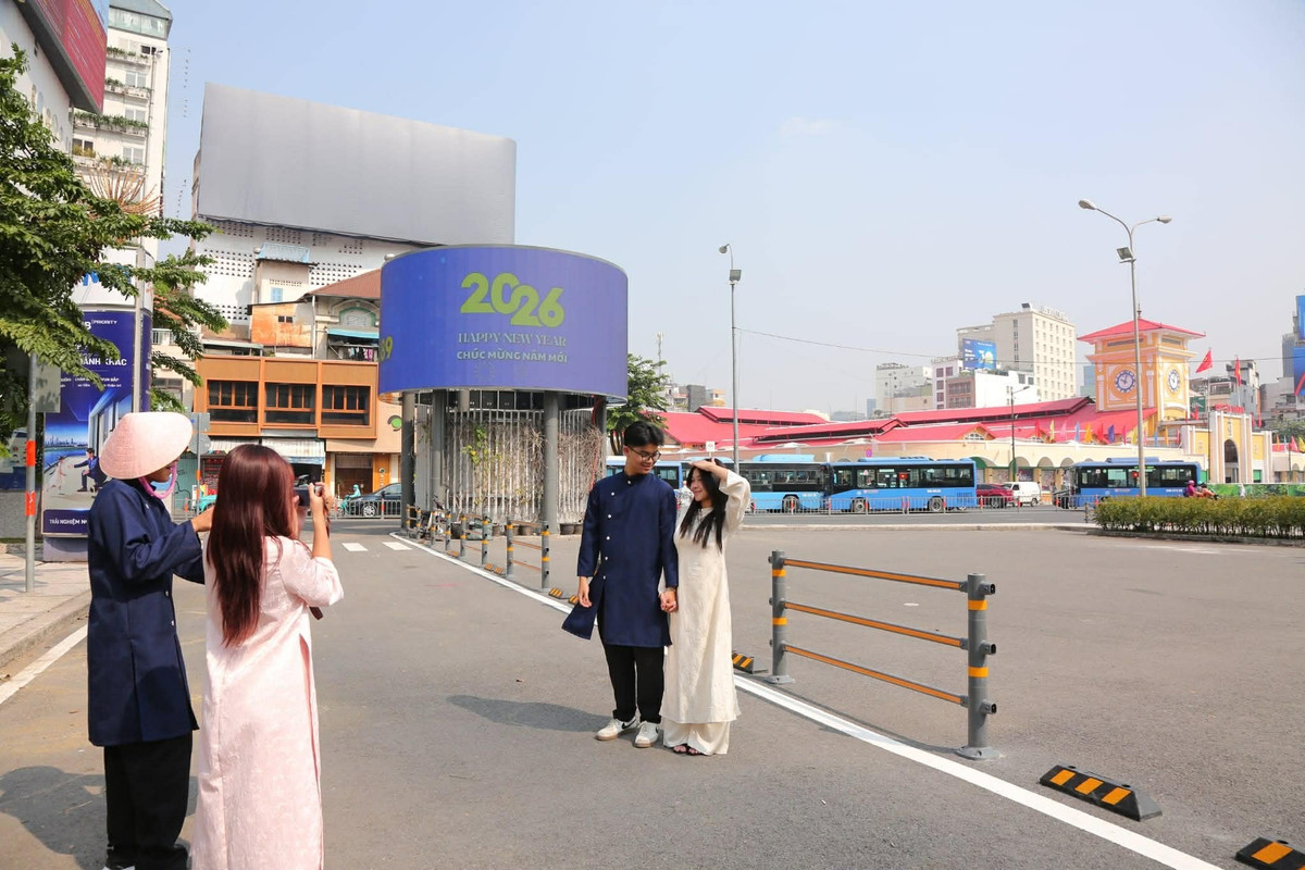 Việc cải tạo và chỉnh trang khu vực này đã giúp đô thị khang trang hơn, đồng thời mang đến thêm nhiều lựa chọn không gian chụp hình Tết cho người dân và du khách.