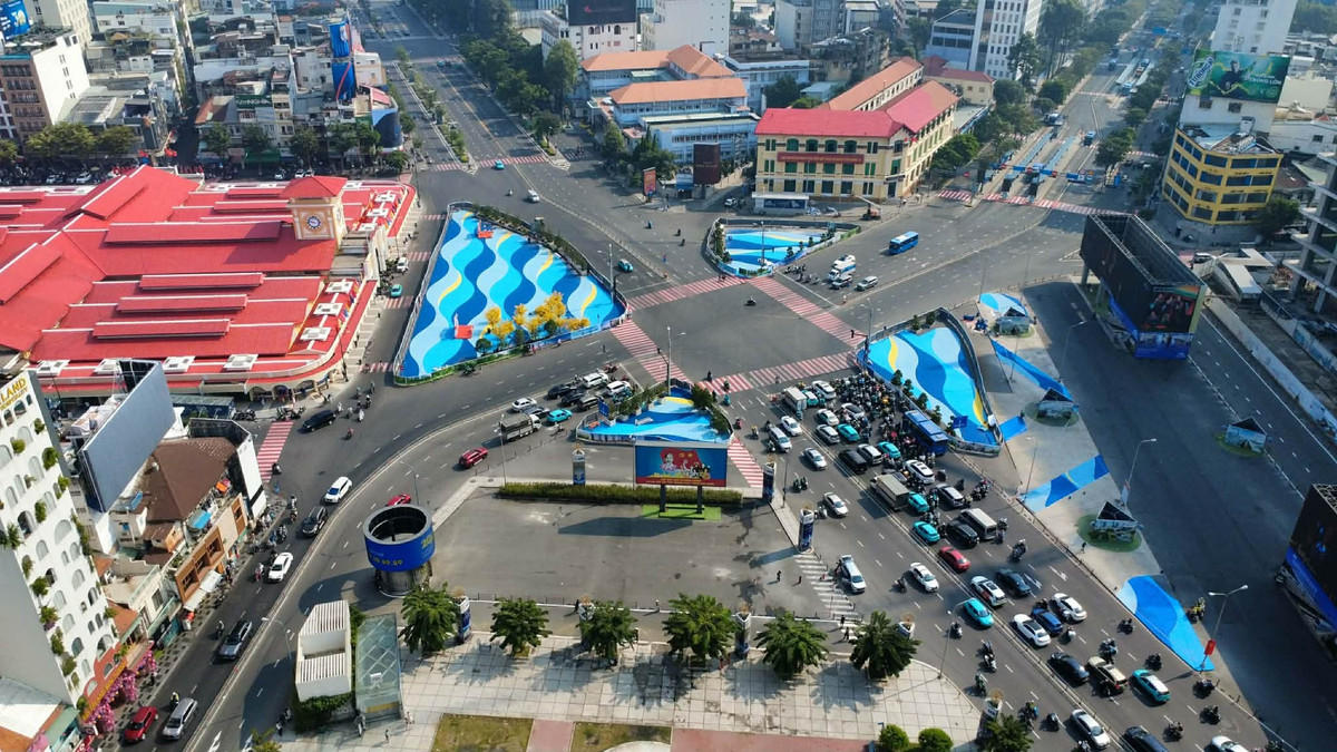 Theo các bạn trẻ, màu sơn xanh gợn sóng nước, nhìn như bể bơi, có phần đối lập với không gian quen thuộc của chợ Bến Thành nhưng lại mang đến cảm giác tươi mới.