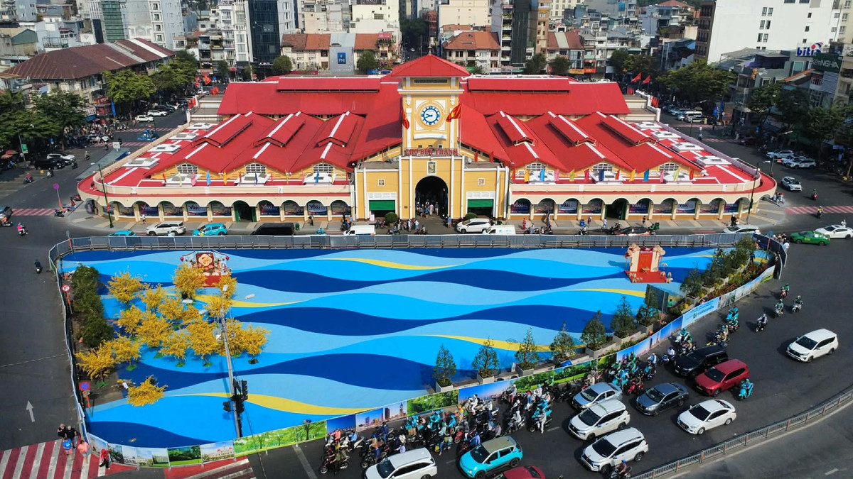 Chợ Bến Thành đang khoác lên mình diện mạo mới, rực rỡ và tươi sáng hơn để chào đón Tết Bính Ngọ. Theo ghi nhận của phóng viên, phần mái ngói của chợ đã được sơn mới với màu đỏ hồng rực rỡ.