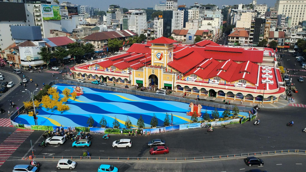 “Hình ảnh chợ Bến Thành khác nhiều so với trước. Không còn một màu cũ kĩ theo thời gian, công trình giờ đây đã được khoác lên một chiếc áo mới vô cùng lộng lẫy, rất phù hợp cho dịp Tết cổ truyền của dân tộc”, chị Nguyễn Thị Lan người dân địa phương chia sẻ.