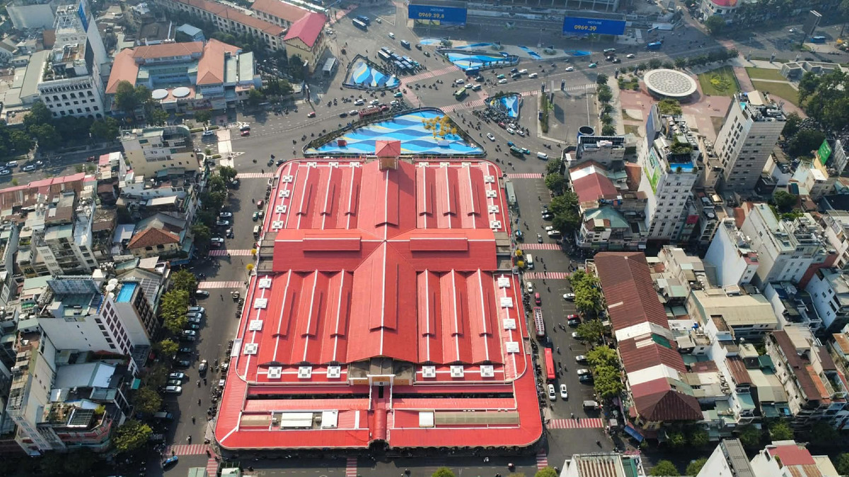 Quảng trường phía trước chợ được sơn các mảng họa tiết lớn hình sóng nước với nhiều gam màu, tạo hình ảnh mới lạ tại một trong những địa điểm biểu tượng của TP HCM.