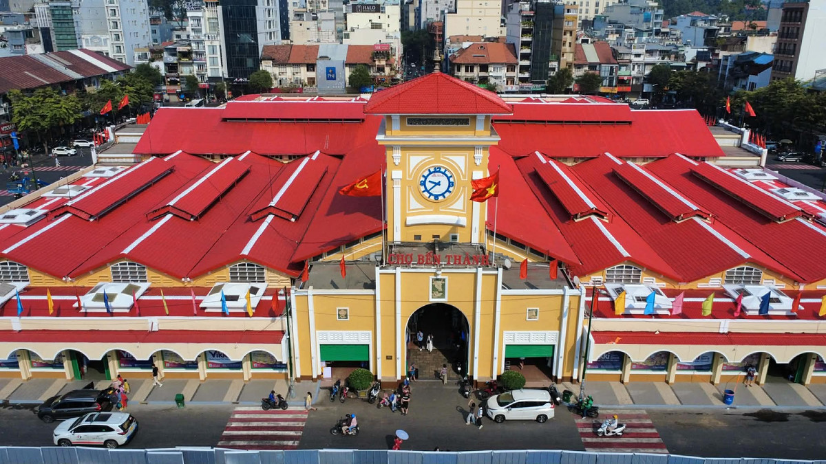 Những ngày cận Tết Bính Ngọ 2026, nhiều địa điểm ở khu vực trung tâm TP HCM như chợ Bến Thành, các quảng trường, nút giao thông lớn... khoác lên diện mạo mới. Trên nhiều tuyến phố, vạch kẻ đường được sơn màu sáng, không gian đi bộ được mở rộng.