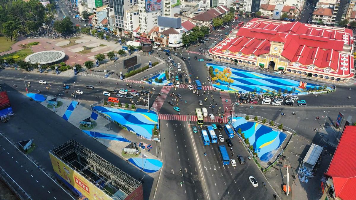 Thay vì nền đường xám xịt đơn điệu, toàn bộ không gian này hiện khoác lên mình sắc xanh dương chủ đạo với những đường vân uốn lượn, mô phỏng sóng biển.