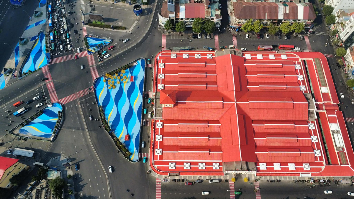 Chợ Bến Thành xây năm 1912, có tổng diện tích khoảng 13.000 m2, giới hạn bởi các trục đường: Phan Bội Châu - Phan Chu Trinh - Lê Thánh Tôn - Công trường Quách Thị Trang. Đây là một trong những công trình biểu tượng của TP HCM, thu hút nhiều người dân, du khách.