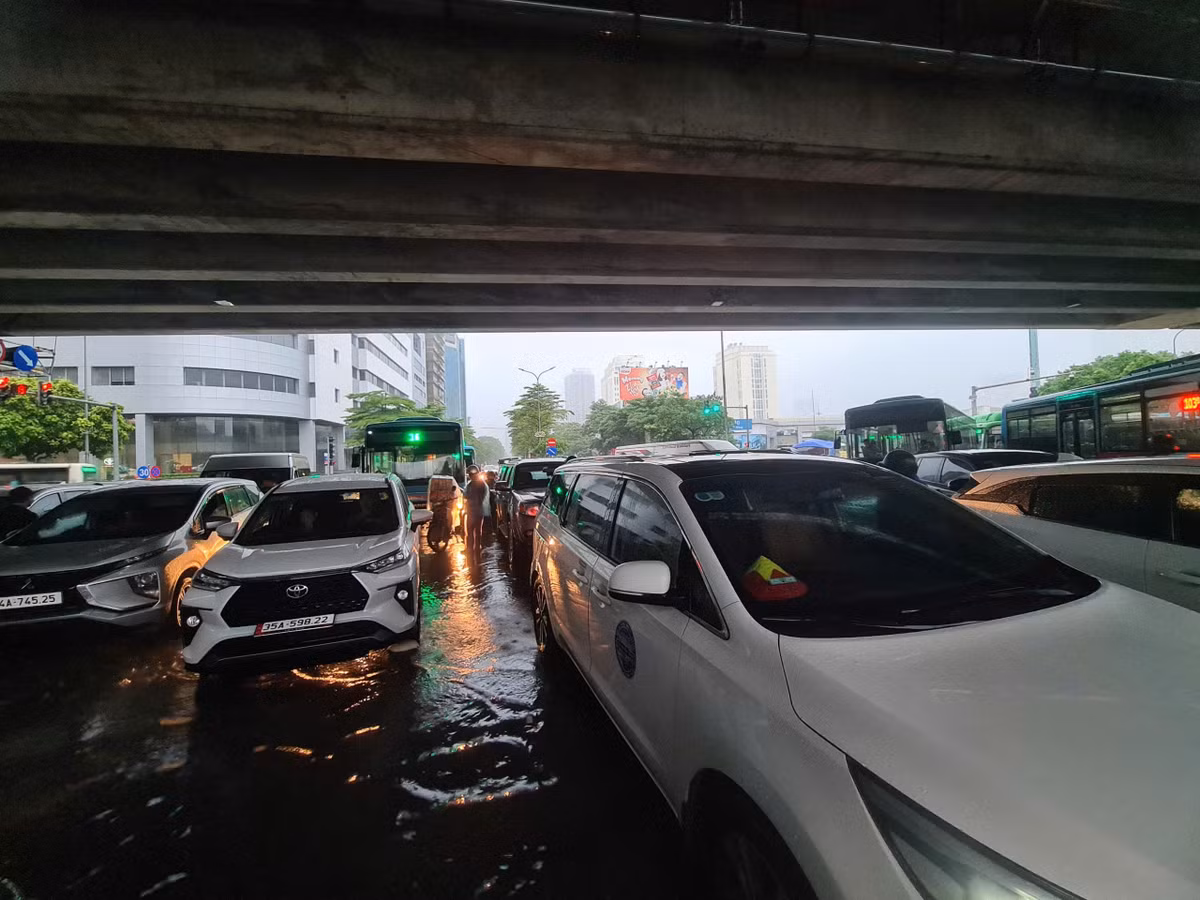 Khu vực cầu vượt Mai Dịch, một số xe ô tô chết máy, chặn ngay lối lên cầu khiến các phương tiện di chuyển càng thêm khó khăn.