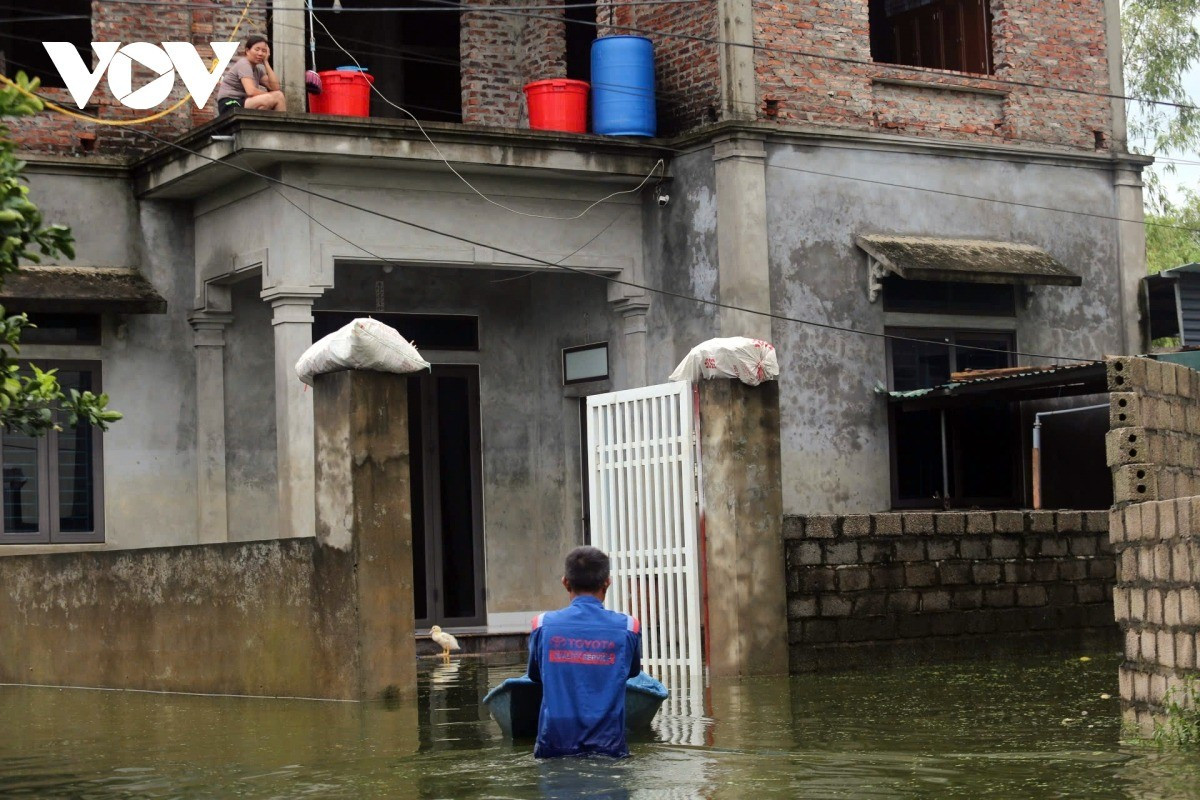 Trước đó, xã Xuân Mai đã huy động 650 người, gồm lực lượng xung kích, quân nhân và nhân dân cùng 17 phương tiện, 17.000 bao tải, 1.300 mét khối cát để gia cố, chống tràn đê.