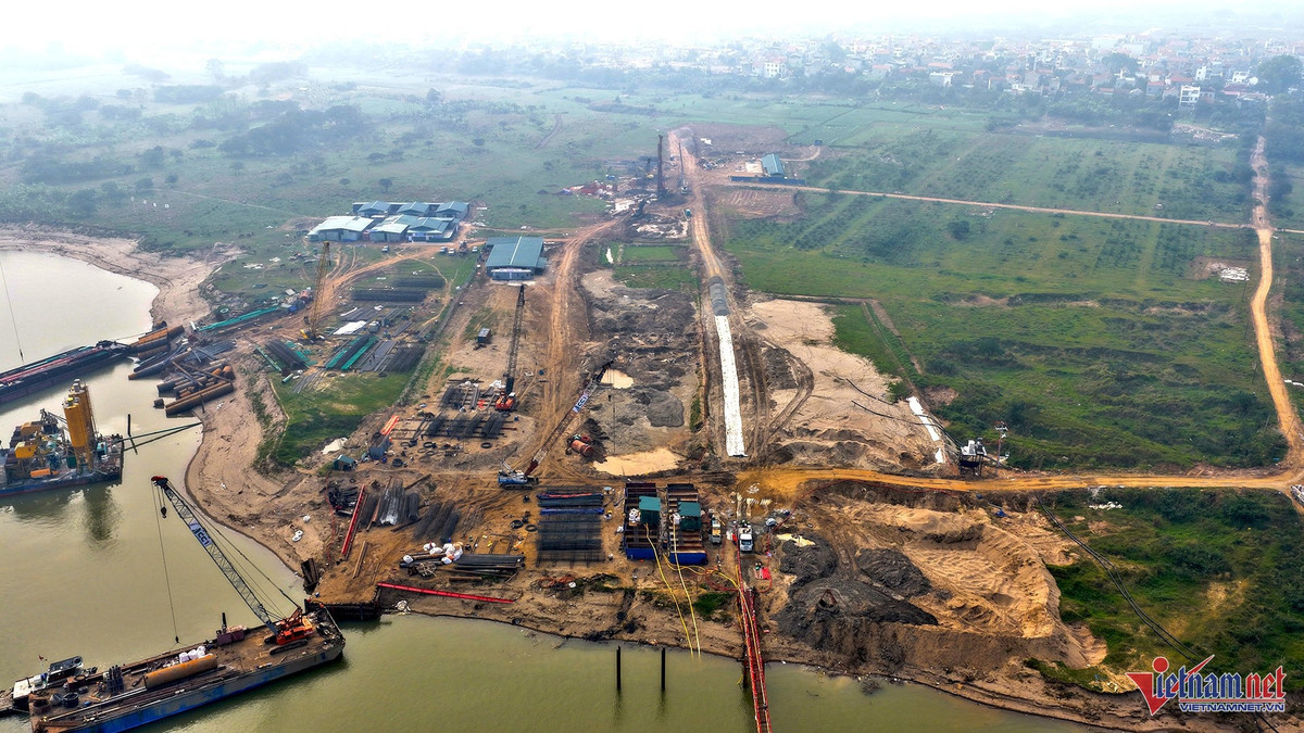 Trang thiết bị, máy móc, vật liệu thi công được tập kết tại phía bờ xã Ô Diên. Ảnh: Đức Hoàng