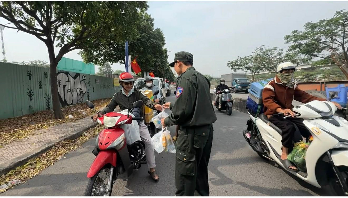 Đó cũng là phương án mà rất nhiều người là lao động nhập cư đến TP HCM mưu sinh lựa chọn cho hành trình trở về quê nghỉ Tết 2026. Vì vậy tuyến quốc lộ 1 cửa ngõ phía Đông TP Tây nập xe máy với lỉnh kỉnh hành trang cho chuyến hành trình hàng trăm, thậm chí hàng nghìn cây số để về nhà kịp thời khắc Giao thừa.