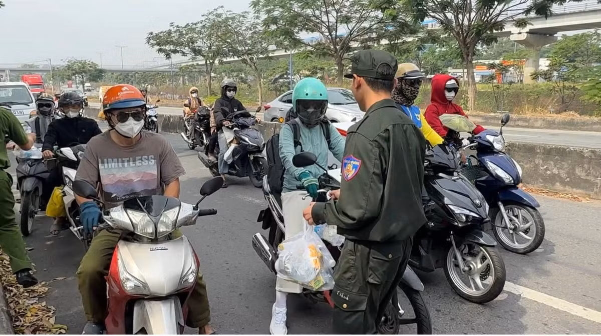 “Vì vé xe tăng cao, lại muốn khi về quê có phương tiện đi lại nên cả nhà tôi quyết định chạy xe máy về quê”, anh Bình, quê Phú Yên chia sẻ.